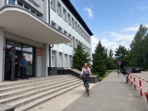 pani na rowerze jedzie do szkoły