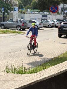 pani na rowerze jedzie do szkoły