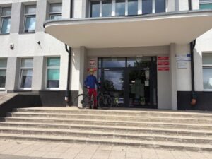 pani na rowerze jedzie do szkoły