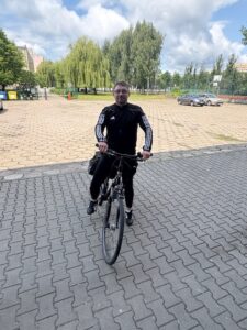 pani na rowerze jedzie do szkoły